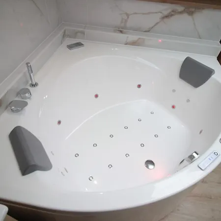 Centre - Full Climatisation - 3 - 7 Couchages - 10 Personnes - Parking Proche - Terrain 800m2 - Balnéothérapie - Air De Jeux Extérieurs - Confort - Géré Par Prestazen'services Appartamento