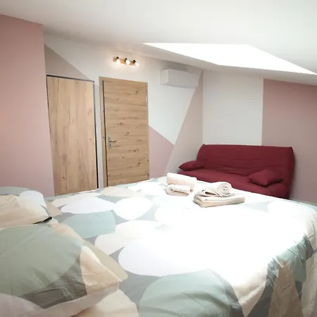 Centre - Full Climatisation - 3 - 7 Couchages - 10 Personnes - Parking Proche - Terrain 800m2 - Balnéothérapie - Air De Jeux Extérieurs - Confort - Géré Par Prestazen'services * Verdun-sur-Meuse