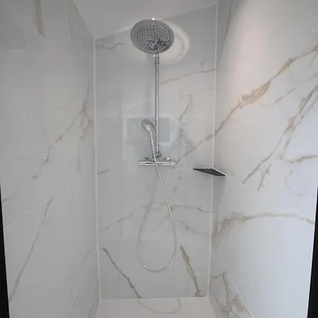 Centre - Full Climatisation - 3 - 7 Couchages - 10 Personnes - Parking Proche - Terrain 800m2 - Balnéothérapie - Air De Jeux Extérieurs - Confort - Géré Par Prestazen'services