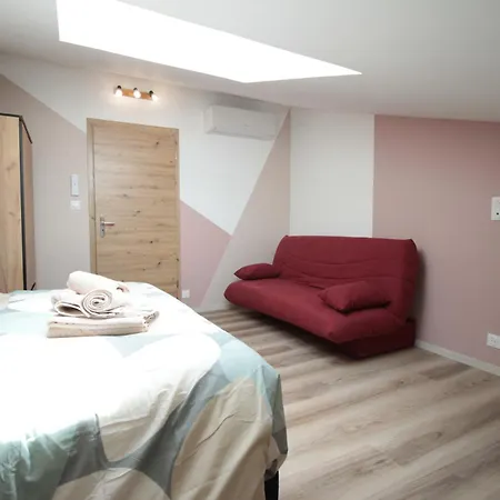 Centre - Full Climatisation - 3 - 7 Couchages - 10 Personnes - Parking Proche - Terrain 800m2 - Balnéothérapie - Air De Jeux Extérieurs - Confort - Géré Par Prestazen'services Verdun-sur-Meuse