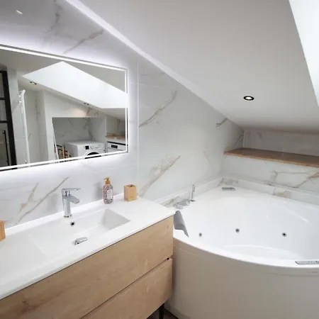 Centre - Full Climatisation - 3 - 7 Couchages - 10 Personnes - Parking Proche - Terrain 800m2 - Balnéothérapie - Air De Jeux Extérieurs - Confort - Géré Par Prestazen'services *