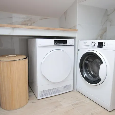 Centre - Full Climatisation - 3 - 7 Couchages - 10 Personnes - Parking Proche - Terrain 800m2 - Balnéothérapie - Air De Jeux Extérieurs - Confort - Géré Par Prestazen'services *